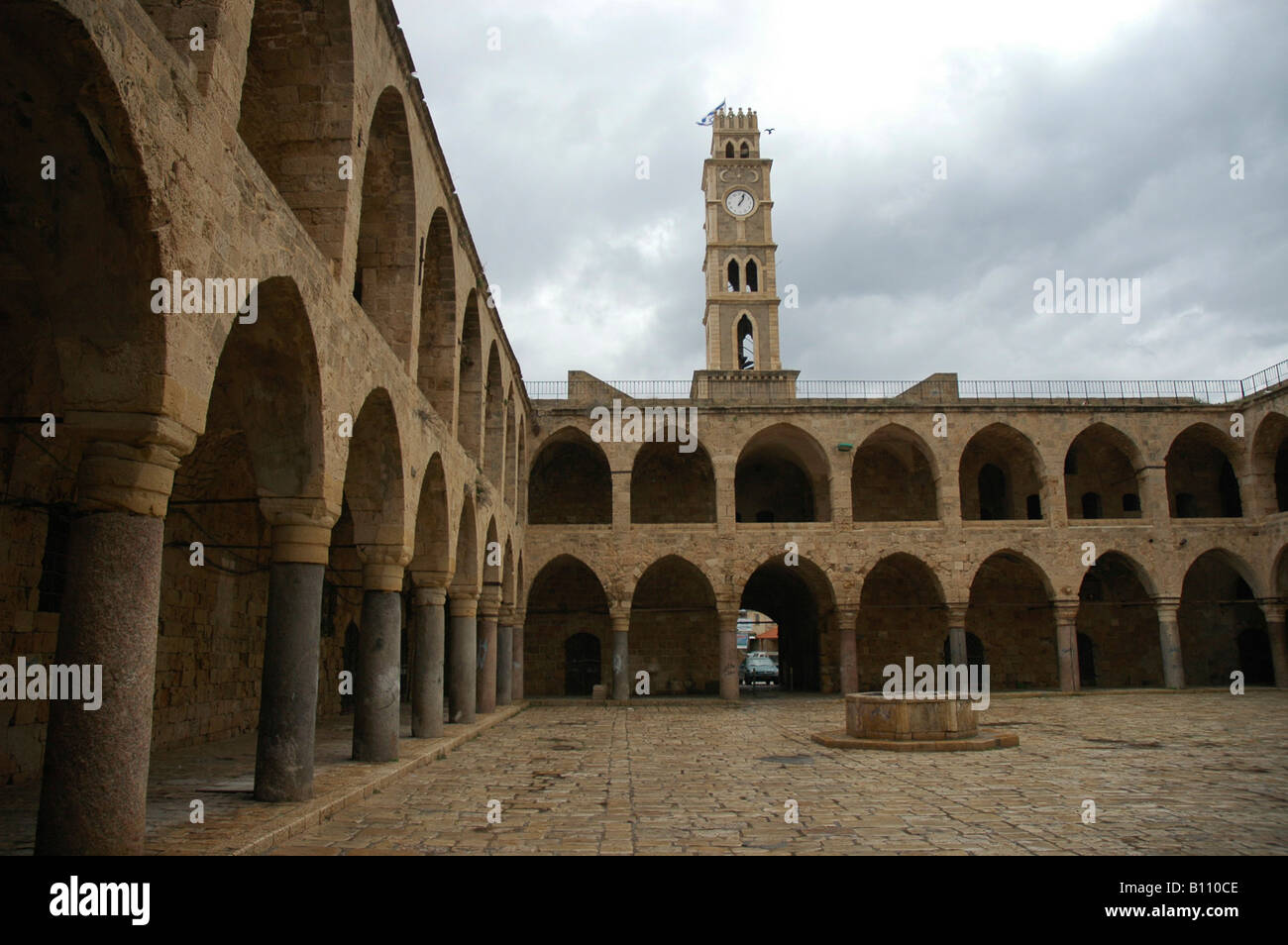 Israël Galilée occidentale Acre Le Khan al Umdan dans la vieille ville la tour de l'horloge en arrière-plan Banque D'Images