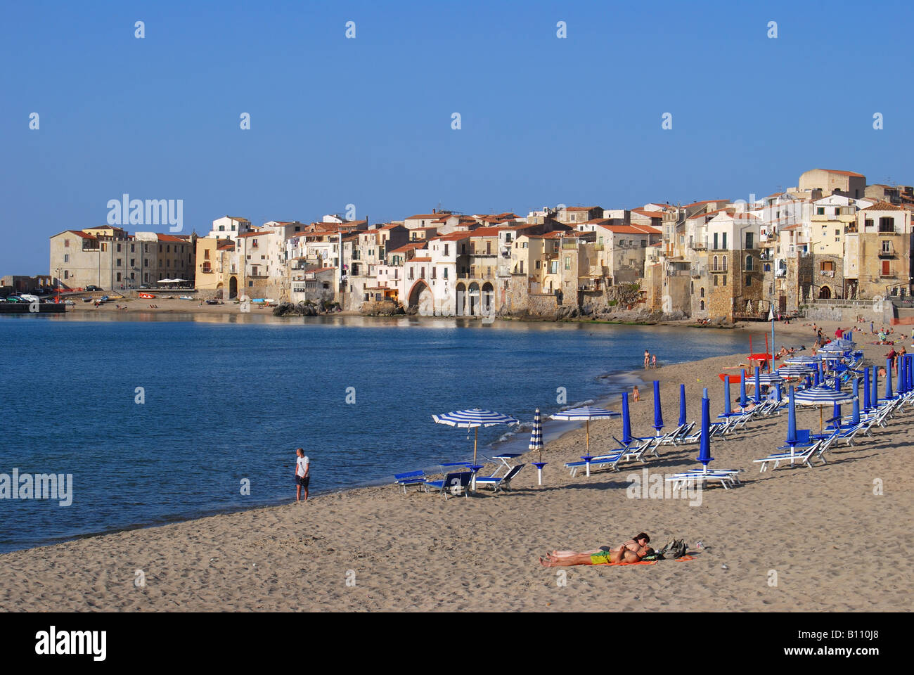 Vue de la ville et de la plage, Cefalu, Palerme, Sicile, Italie Province Banque D'Images