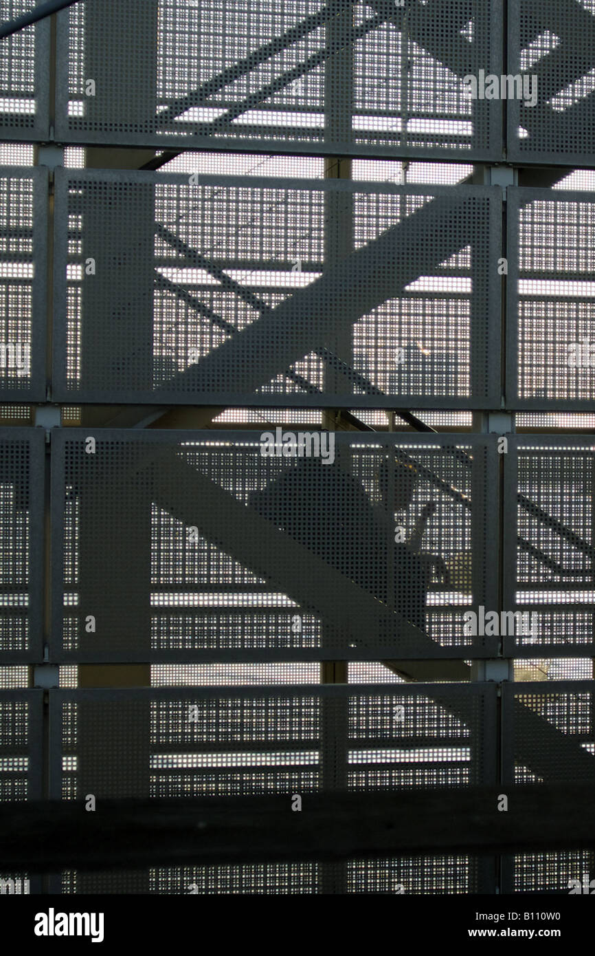 Les adolescents tuer le temps avec Canary Wharf à l'arrière-plan Banque D'Images