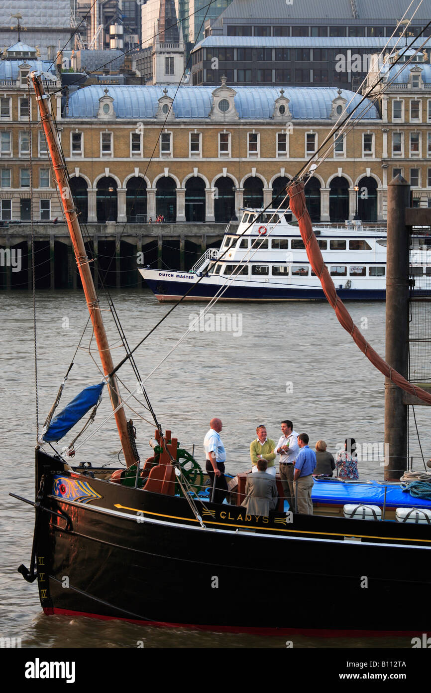 Royaume-uni Grande-Bretagne Angleterre Londres Thames River personnes sur un bateau Banque D'Images