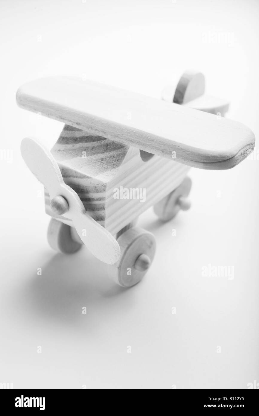Image en noir et blanc d'un modèle d'avion en bois Banque D'Images