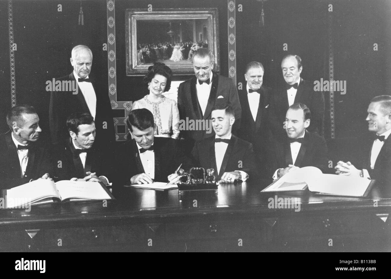 Apollo 7 et 8 équipages de signer un document commémoratif . Banque D'Images