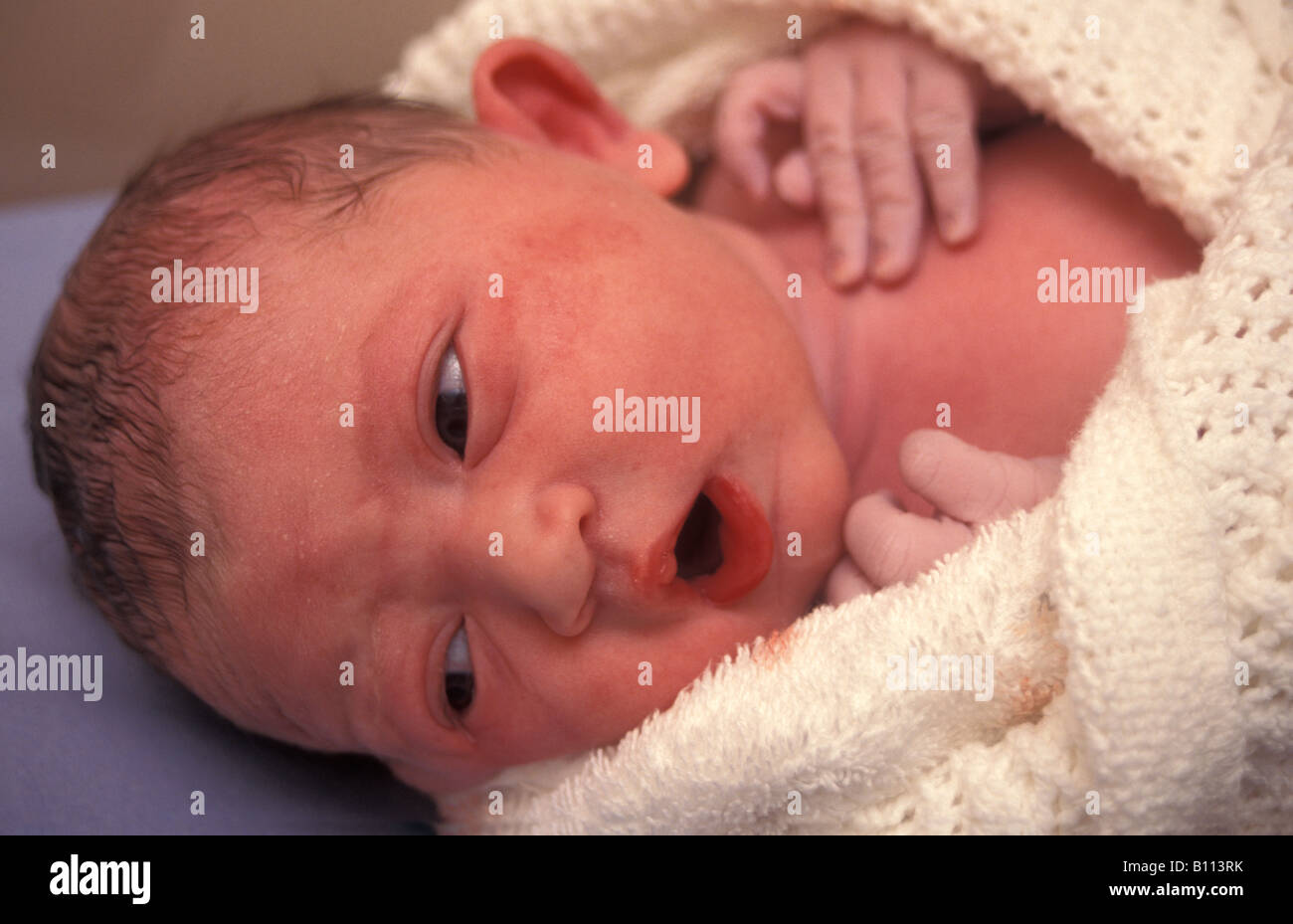 nouveau-né bébé vient de se faire livrer dans une couverture Banque D'Images
