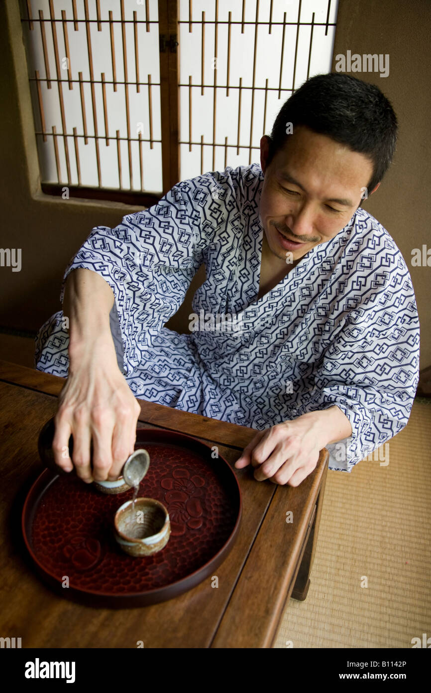 L'homme japonais saké couler Banque D'Images