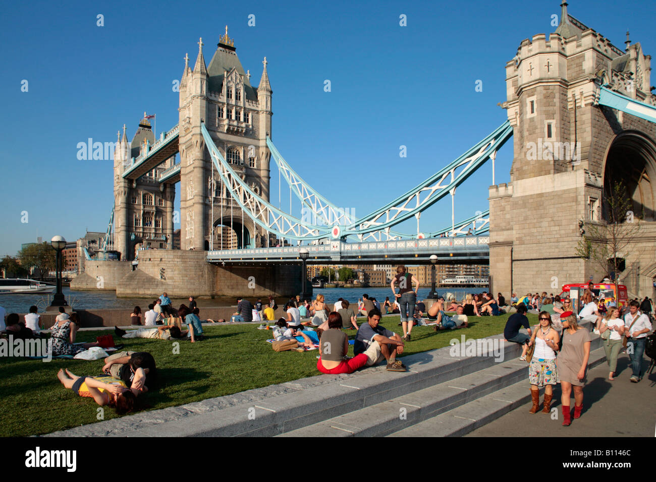 Tower Bridge et London Bridge City Park, Londres Banque D'Images