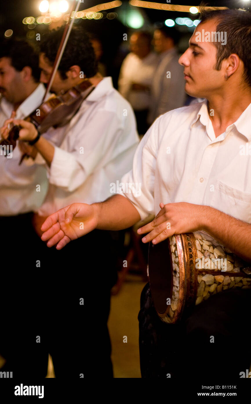 Des musiciens jouant du tambour darbouka turque et violon à un birthdayparty à Bodrum Banque D'Images