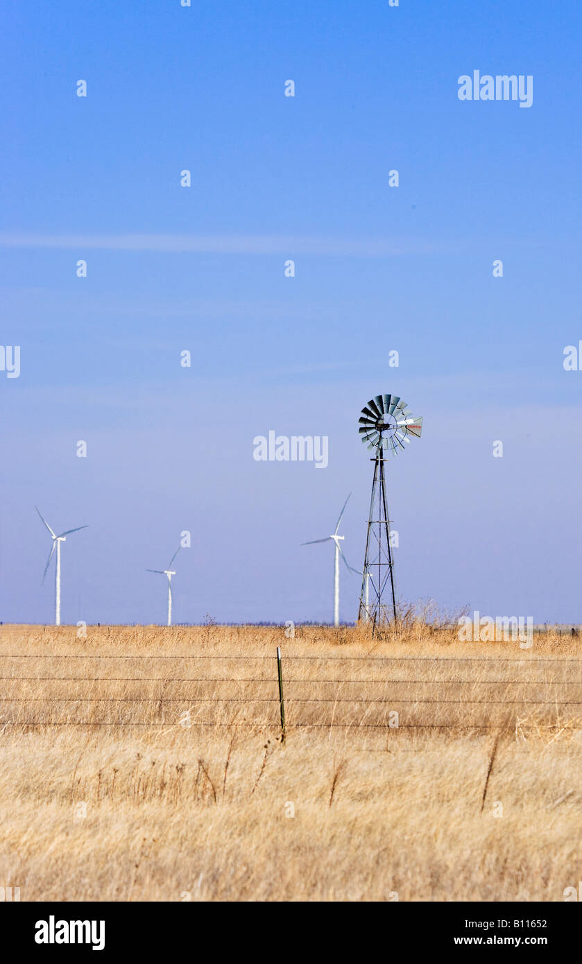 Moulins à vent à l'ancienne et nouvelle des éoliennes modernes sont ensemble dans le même champ de ferme Banque D'Images