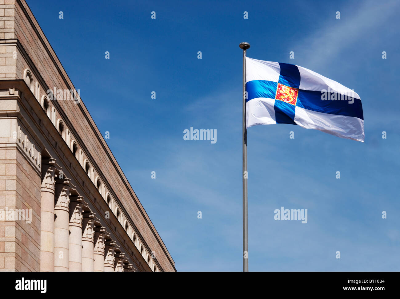 Eduskuntatalo, la maison du Parlement de Finlande et le drapeau de la Finlande, Helsinki, Finlande Banque D'Images