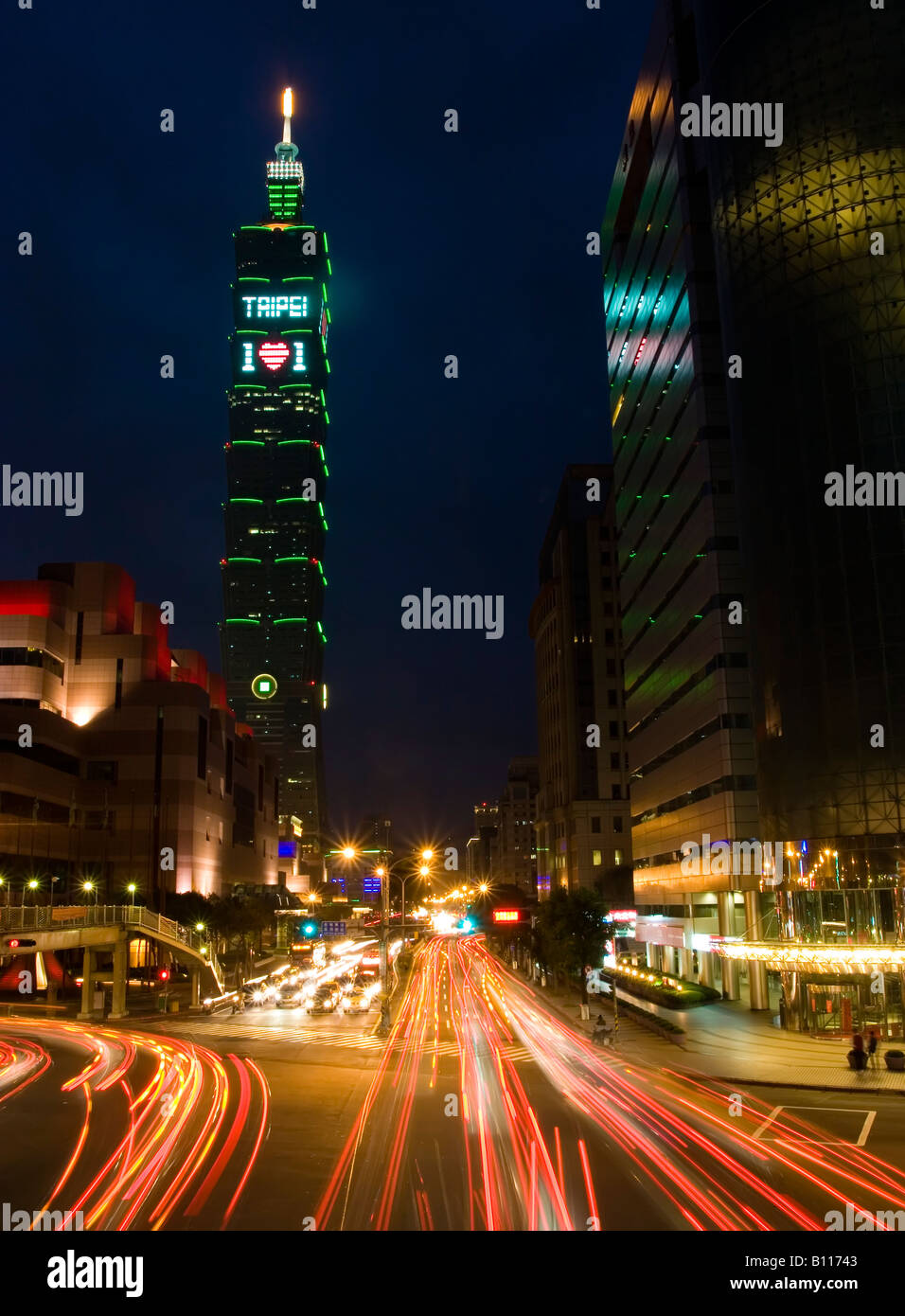 Des traces de trafic de nuit en vertu de Taipei 101. Taipei, Taïwan Banque D'Images