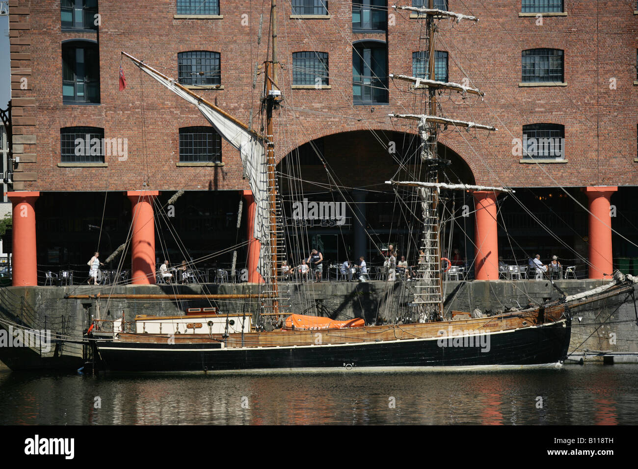 Ville de Liverpool, en Angleterre. Le carré-rig SS Zébu accosté au Grade 1, Liverpool Albert Dock. Banque D'Images