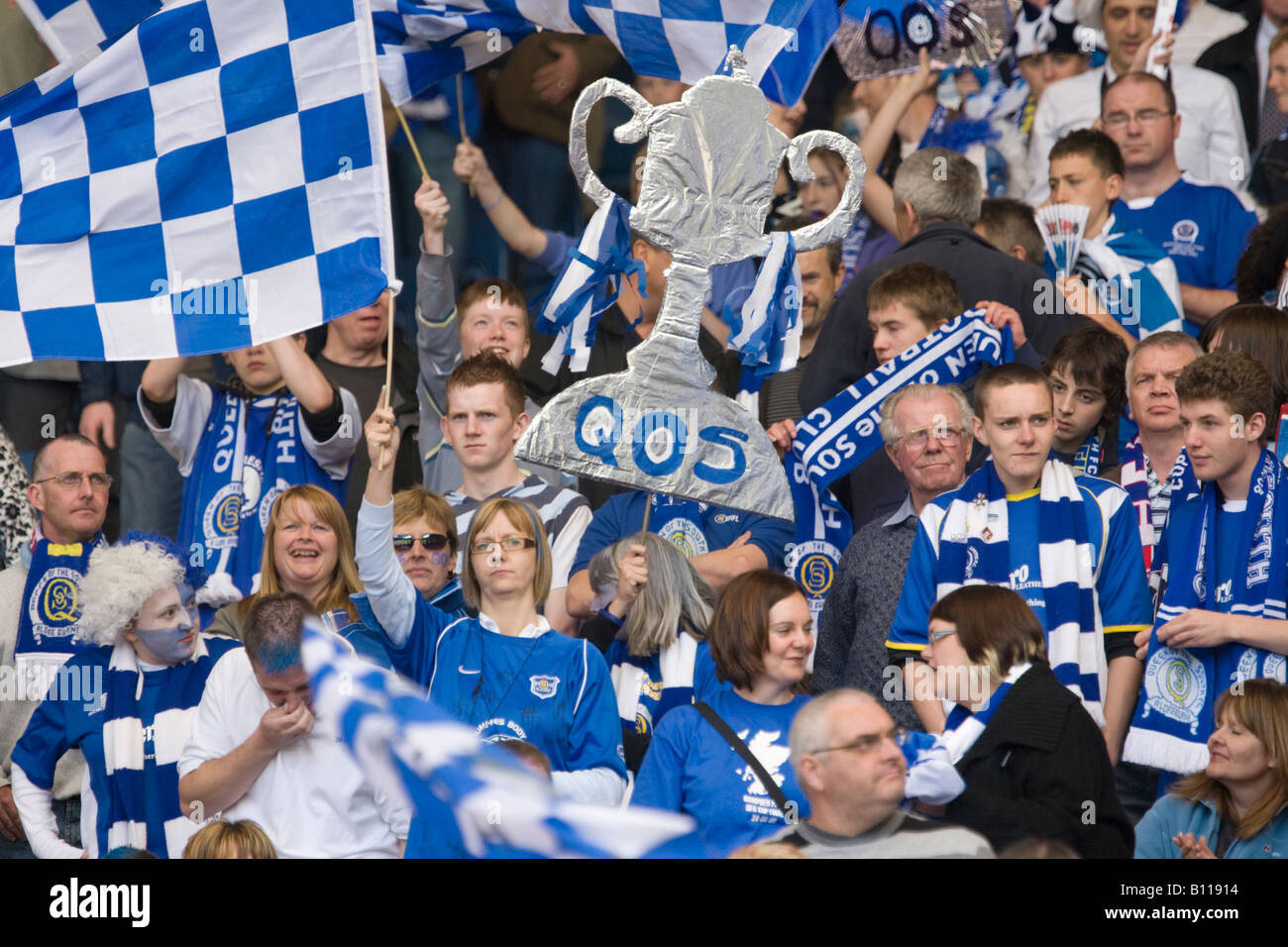 Les spectateurs de football finale de la Coupe écossais des scènes de foule bleu et blanc avec des drapeaux des fans de soccer foulards Chapeaux hauts tasses grande fête perruque Banque D'Images