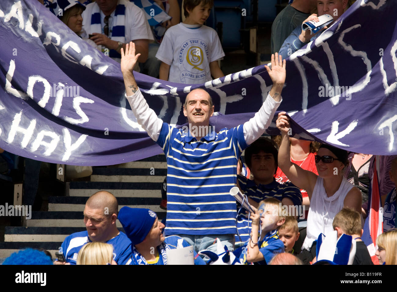 Fan de football amoungest la foule acclamant debout sur son équipe à la finale de la Coupe écossaise Hampden Park Scotland UK Banque D'Images