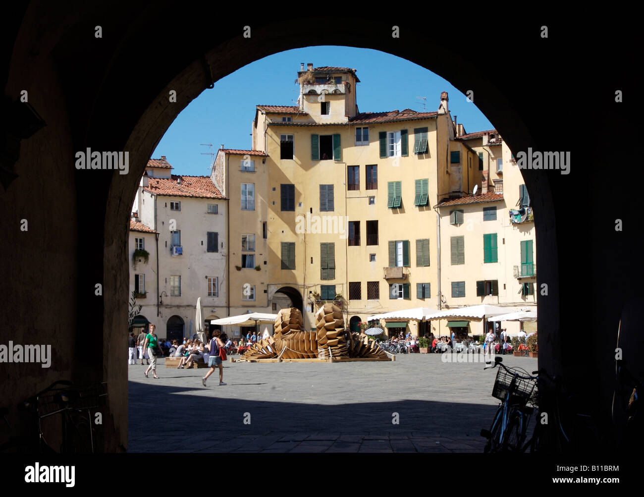 Lucca, Piazza Anfiteatro, Mittelalterliche Wohnhäuser in einem römischen Amphittheater Banque D'Images