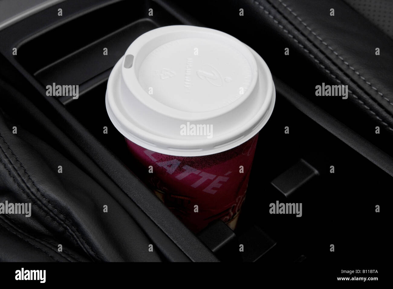 2009 Subaru Forester XT Limited en rouge - Support de tasse avec Prop Banque D'Images