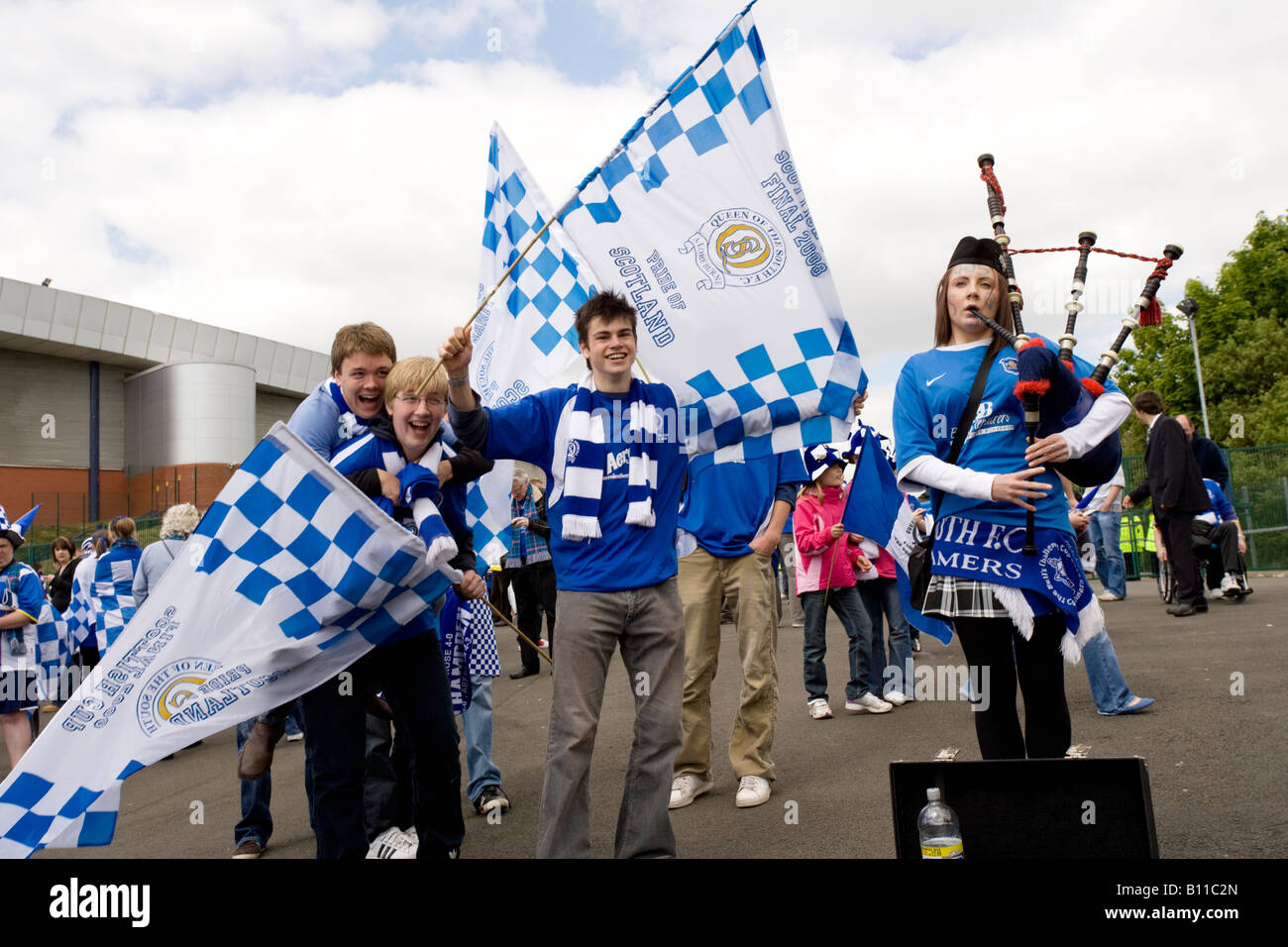 Fan de football féminin écossais jouer de la cornemuse de la rue à la Scottish Cup Final à Hampden Park Glasgow Scotland UK Banque D'Images