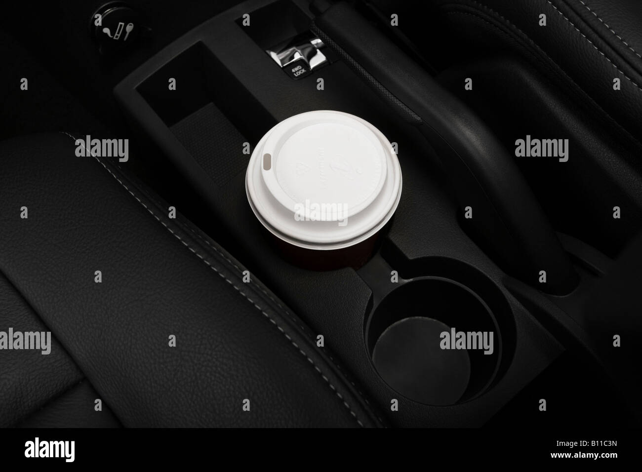 2008 Jeep Patriot Limited en rouge - Support de tasse avec Prop Banque D'Images