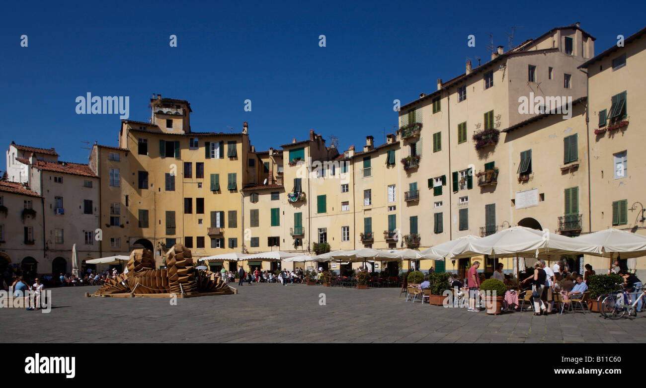 Lucca, Piazza Anfiteatro, Mittelalterliche Wohnhäuser in einem römischen Amphittheater Banque D'Images