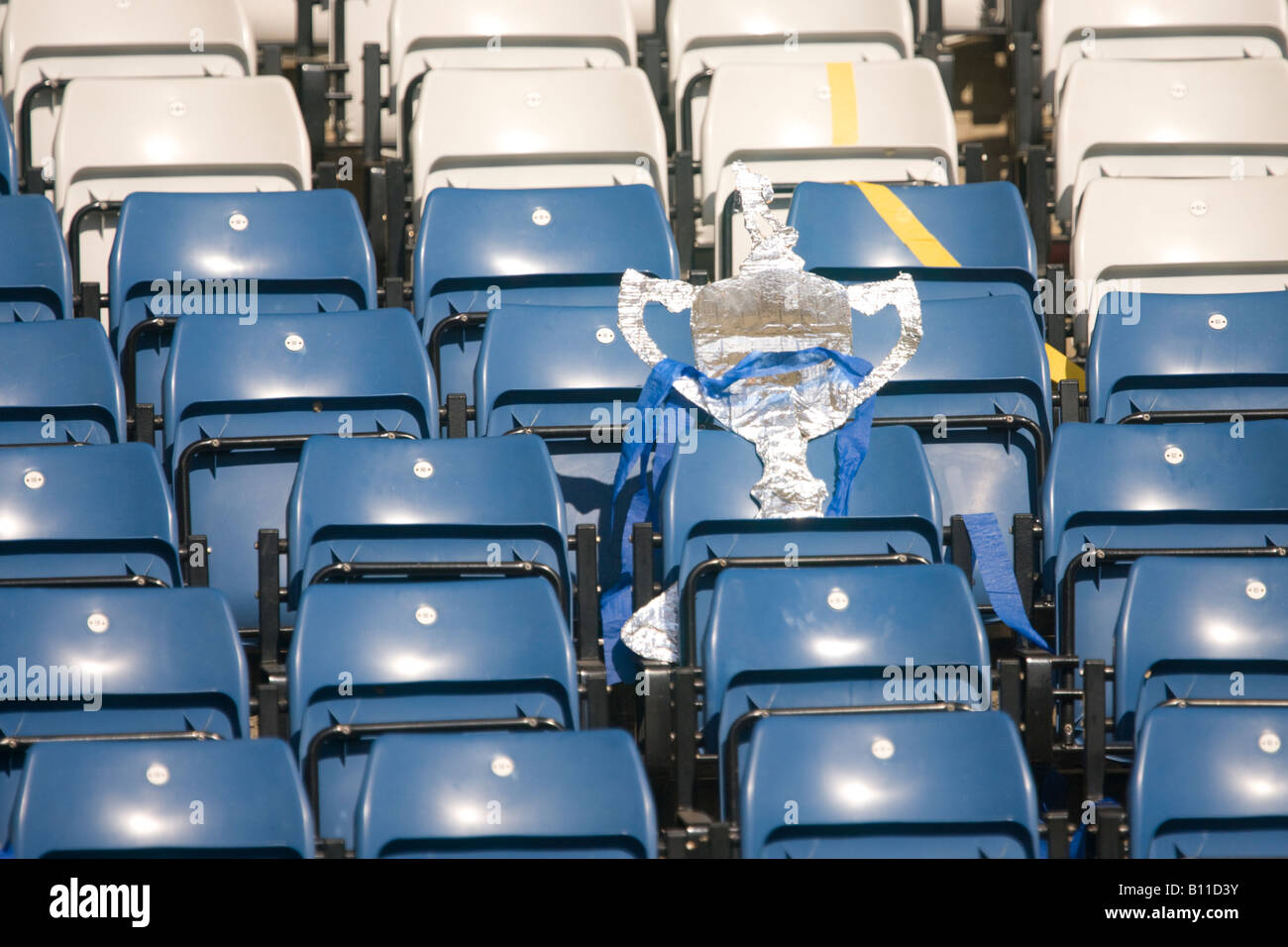 Perdu et oublié rêves brisés équipe perdante stade de football vide sièges à Hampden Park après Queens perdre la coupe écossais Banque D'Images