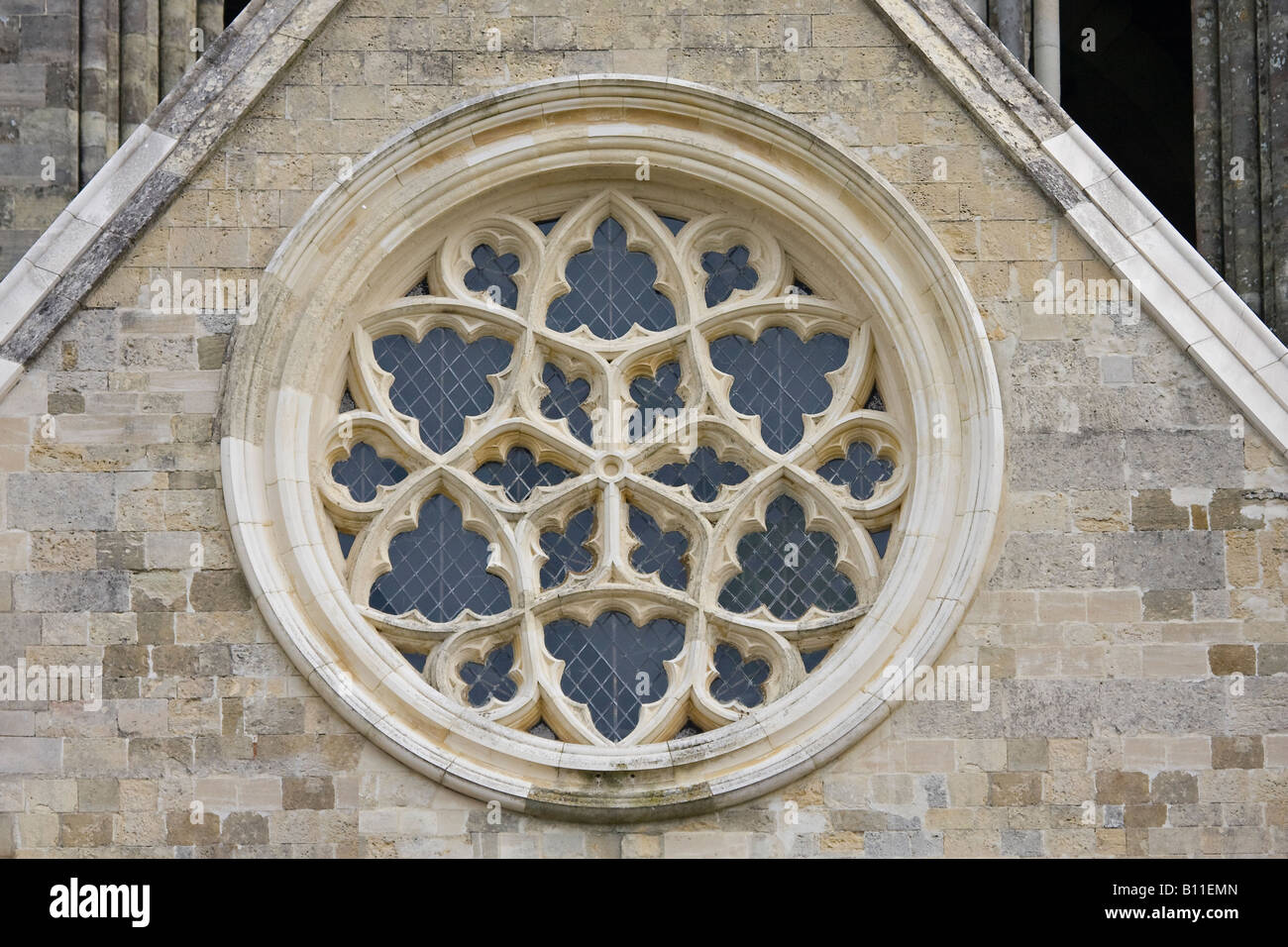 Façade en rose à la cathédrale de Chichester, West Sussex, Angleterre Banque D'Images