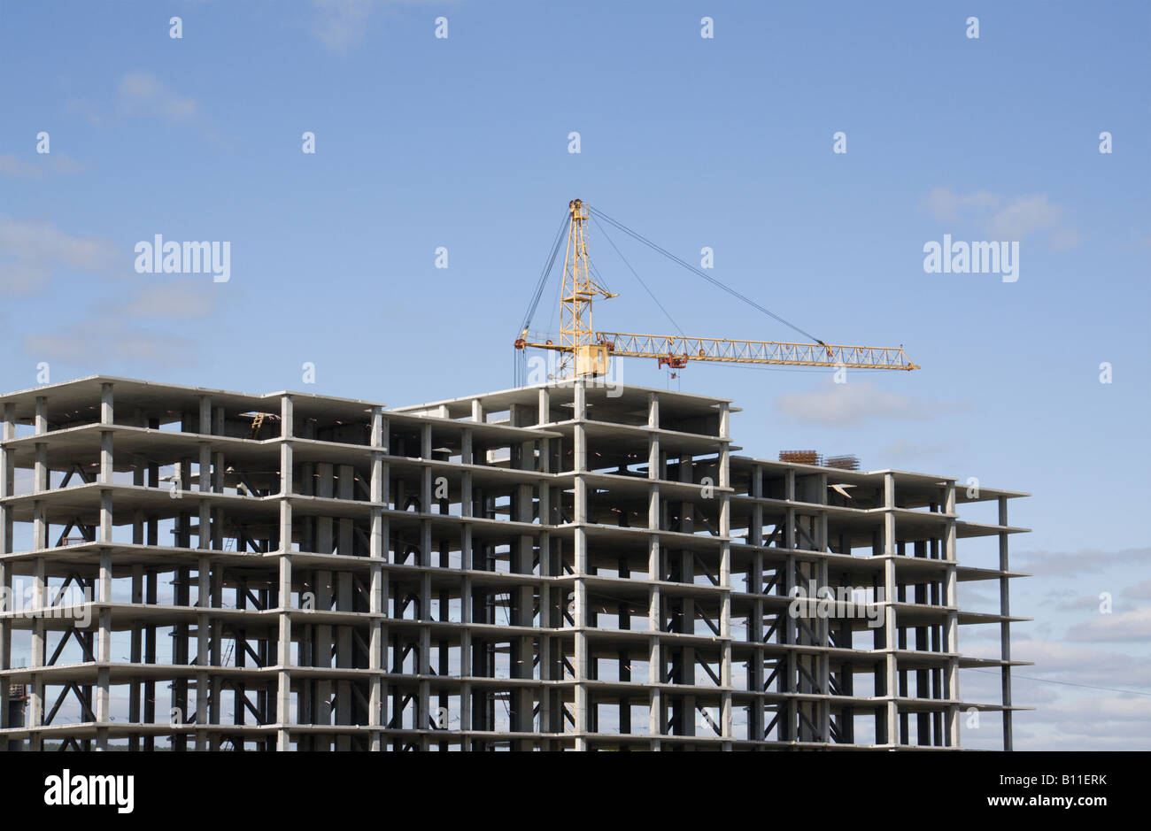 L'extérieur de l'édifice inachevé et de grues. Banque D'Images