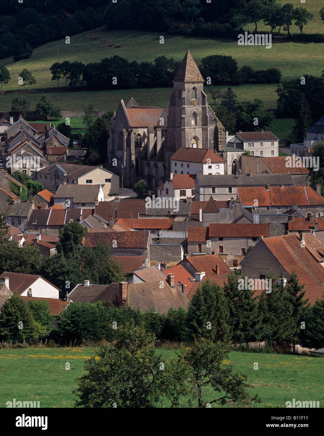 Millevaux, 'ortfansicht mit Kirche St. Seine Banque D'Images