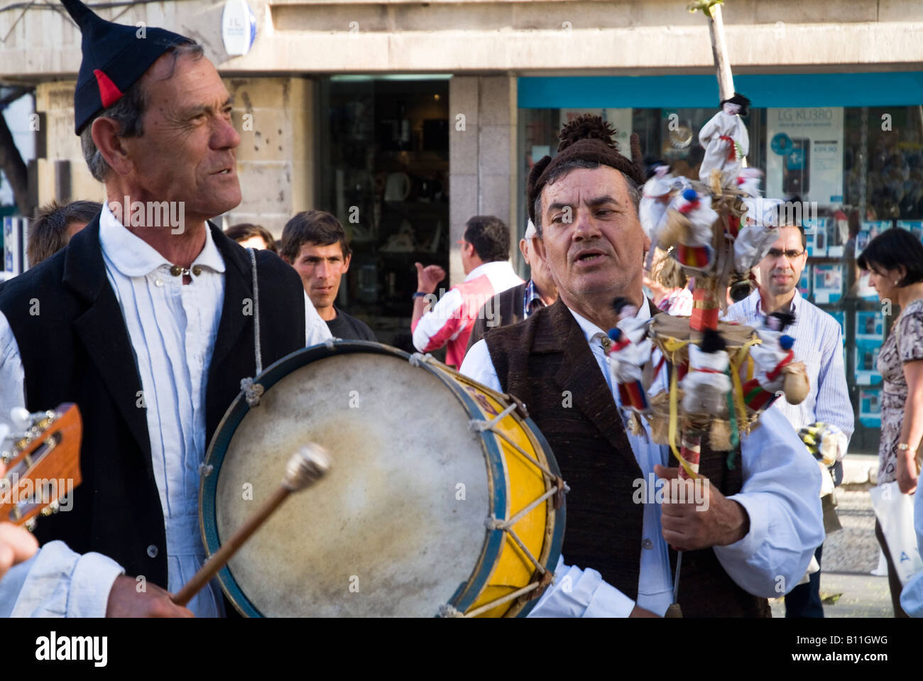 Dh Fête des fleurs à Madère Funchal en costume traditionnel avec des chanteurs folk instruments et tambour Banque D'Images