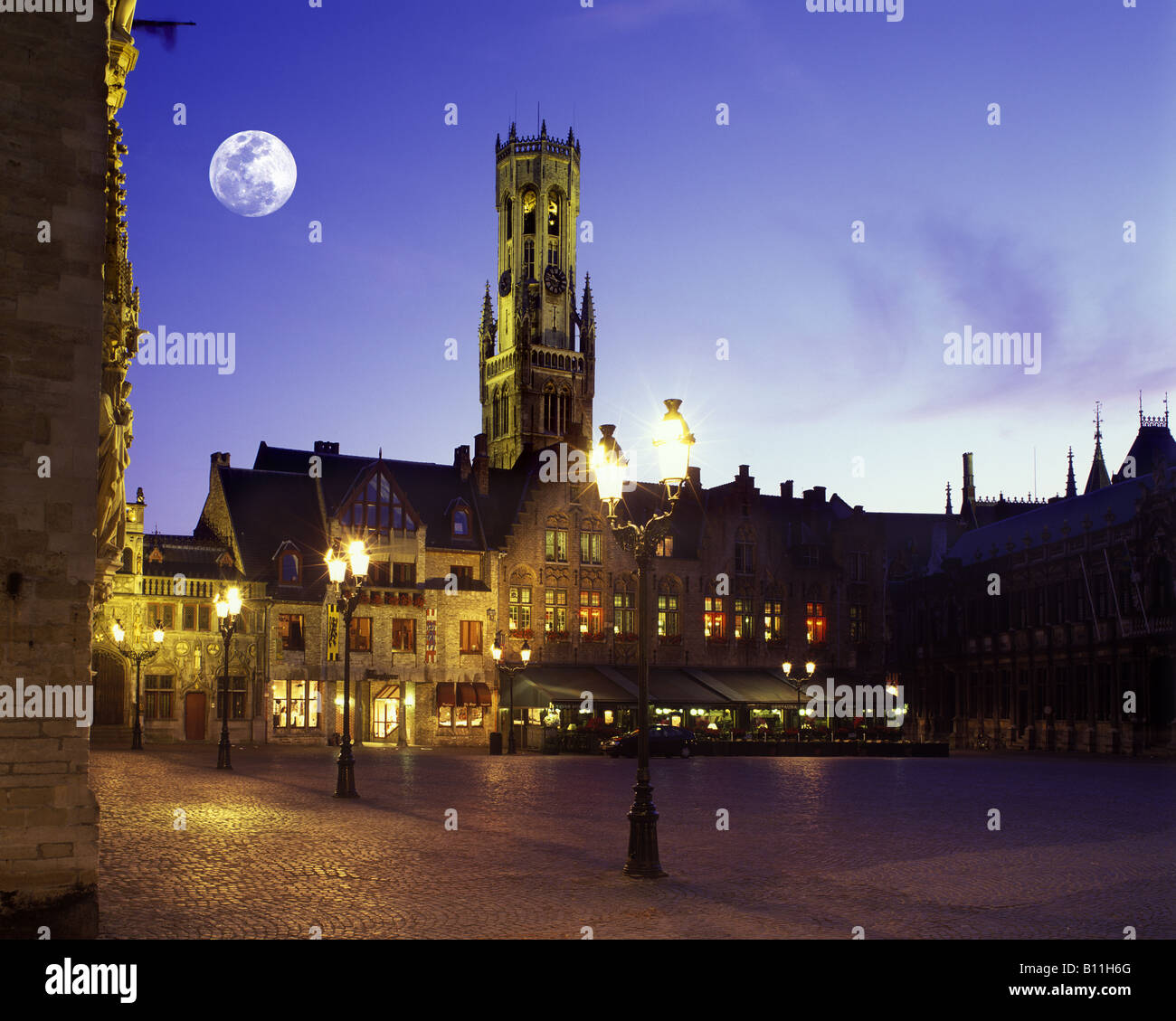 Place BURG ET BEFFROI EGLISE DE NOTRE DAME BRUGGE BELGIQUE Banque D'Images