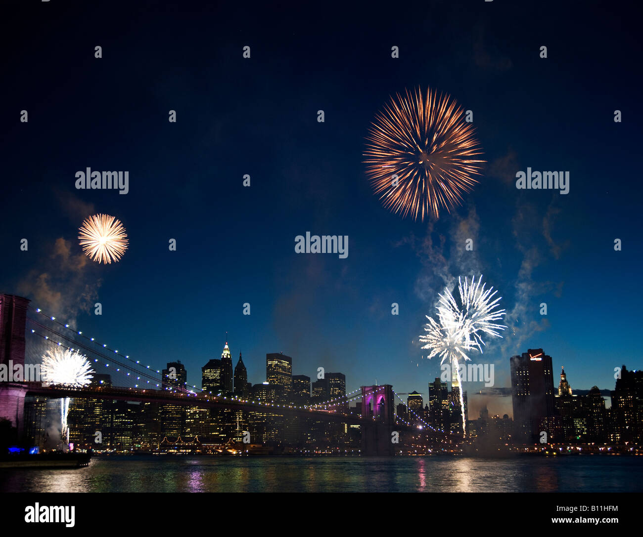 D'artifice exploser dans la nuit sur le pont de Brooklyn pour célébrer le 125 anniversaire du pont Banque D'Images