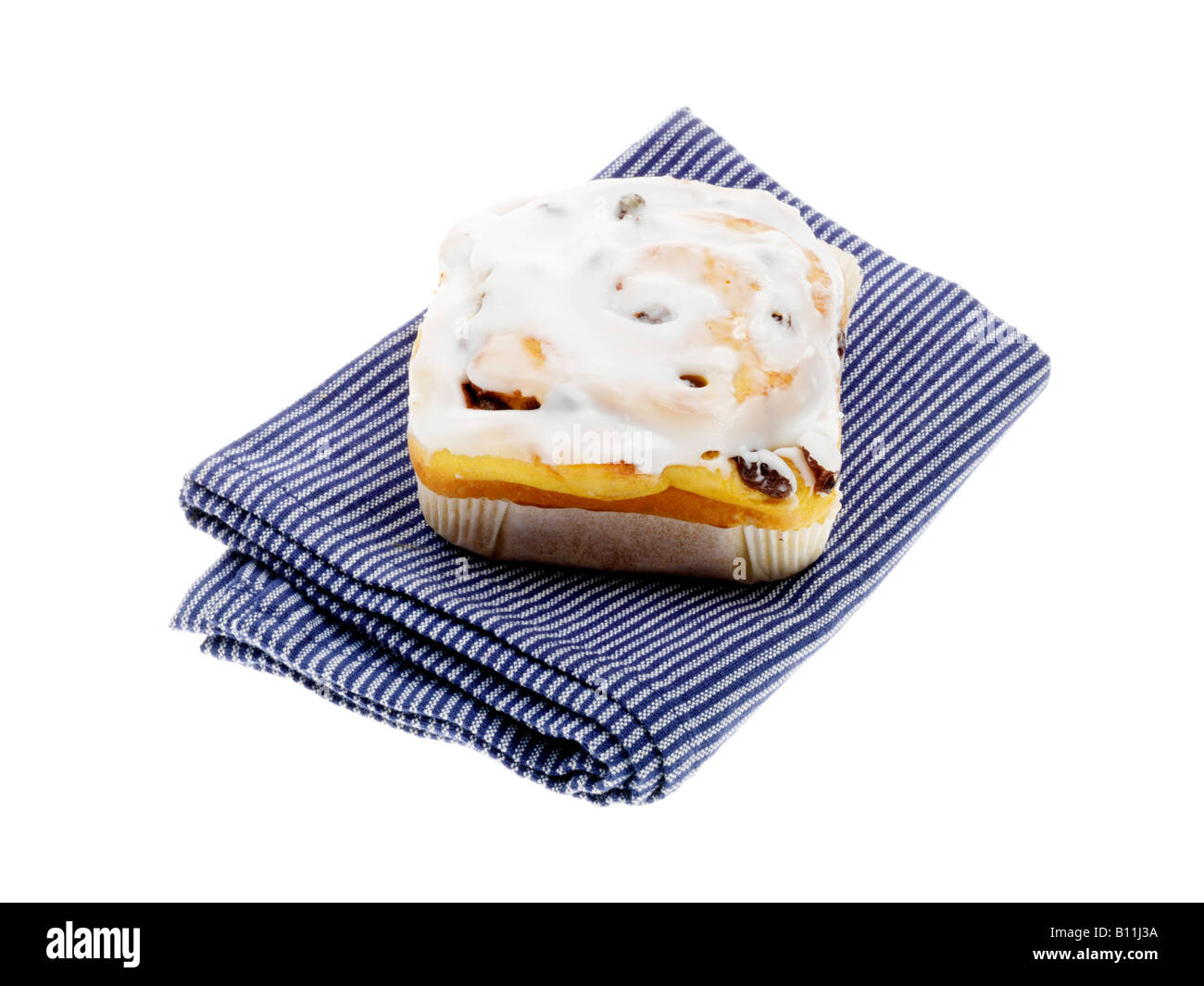 Doux glacé frais Fruits Cinnamon Bun isolé sur un fond blanc avec aucun peuple et un chemin de détourage Banque D'Images Doux glacé frais Fruits Cinnamon Bun isolé sur un fond blanc avec aucun peuple et un chemin de détourage Banque D'Images