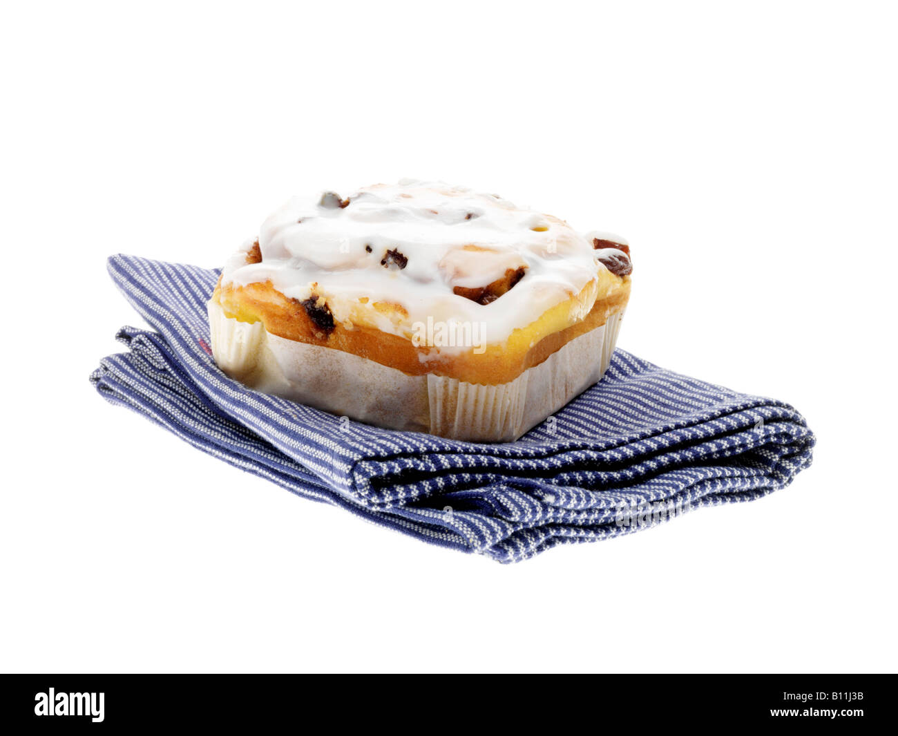 Doux glacé frais Fruits Cinnamon Bun isolé sur un fond blanc avec aucun peuple et un chemin de détourage Banque D'Images Doux glacé frais Fruits Cinnamon Bun isolé sur un fond blanc avec aucun peuple et un chemin de détourage Banque D'Images