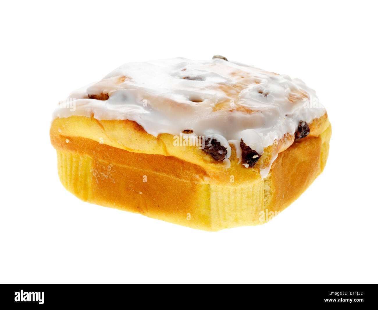 Doux glacé frais Fruits Cinnamon Bun isolé sur un fond blanc avec aucun peuple et un chemin de détourage Banque D'Images Doux glacé frais Fruits Cinnamon Bun isolé sur un fond blanc avec aucun peuple et un chemin de détourage Banque D'Images
