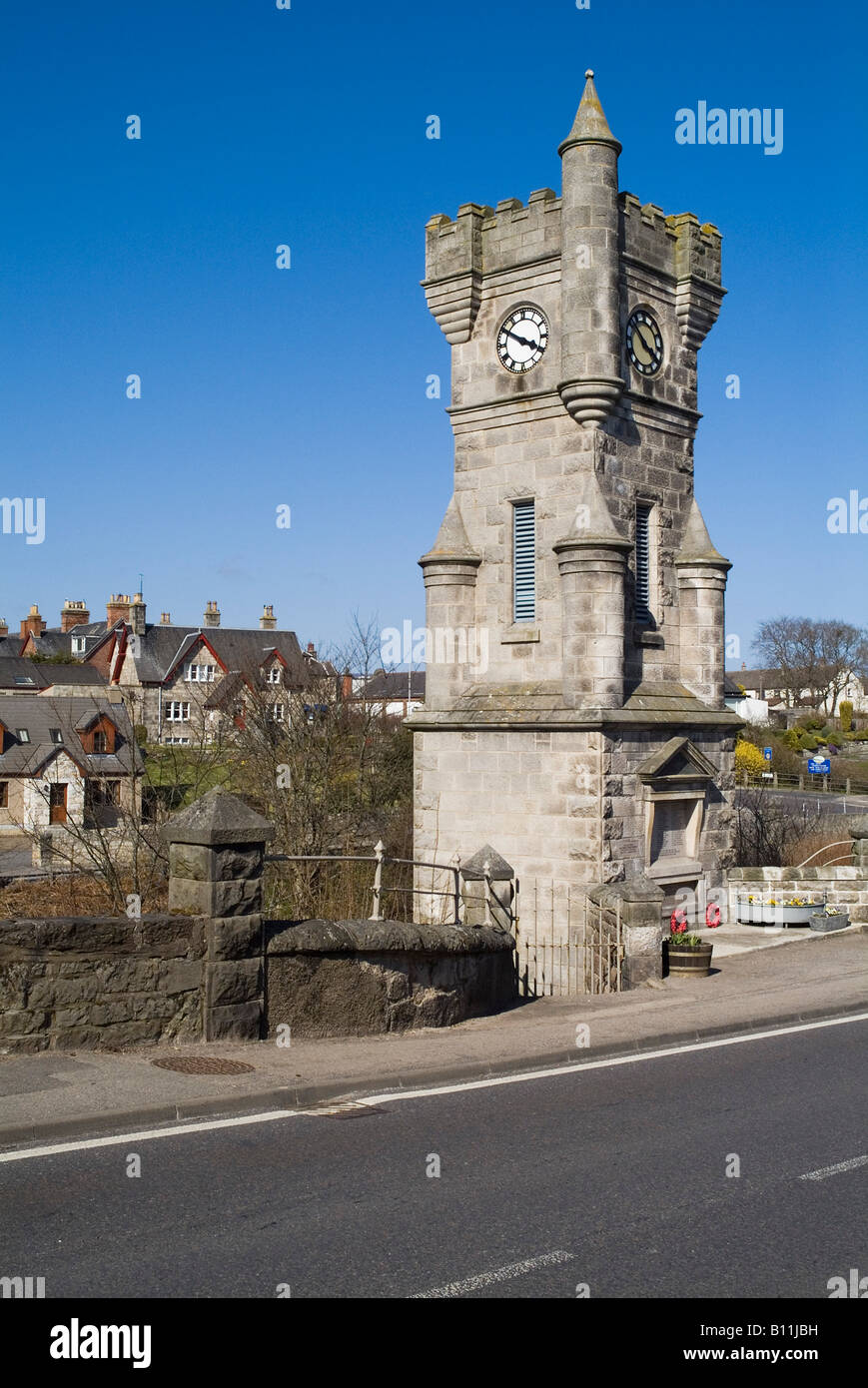 dh BRORA SUTHERLAND Tour d'horloge mémorial de guerre ville écossaise montagnes A9 Banque D'Images