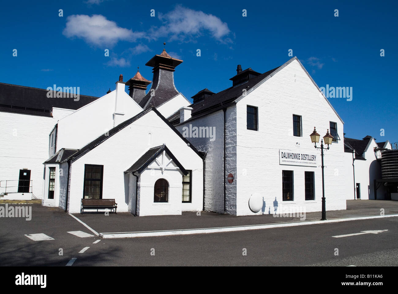 dh Dalwhinnie Distillery DALWHINNIE INVERNESSSHIRE Scottish White Washed distillery building Highlands whisky ecosse Banque D'Images