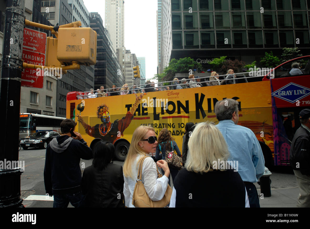 Une ligne grise bus de tourisme avec une publicité pour le Roi Lion en plein centre de New York Banque D'Images