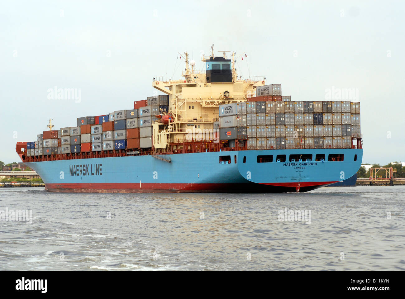 Le Maersk Gairloch du Maersk Line quitte le port sur le fleuve Hudson River dans le New Jersey du Nord chargés de conteneurs Banque D'Images