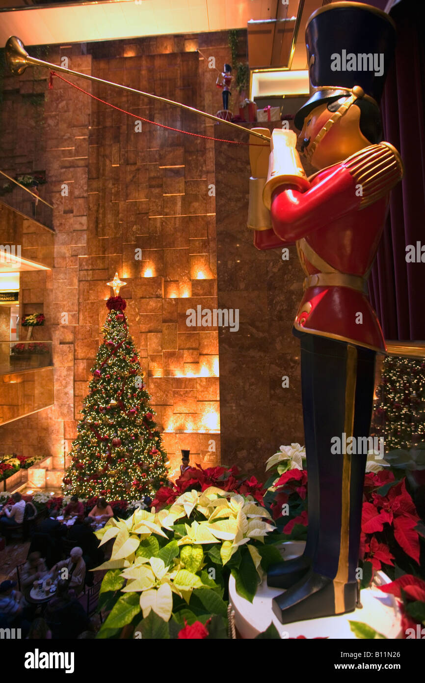 Les lumières d'ARBRE DE NOËL ATRIUM TRUMP TOWER Shopping Mall, Cinquième avenue MANHATTAN NEW YORK USA Banque D'Images