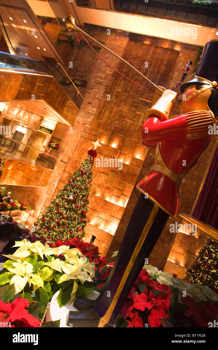 Les lumières d'ARBRE DE NOËL ATRIUM TRUMP TOWER Shopping Mall, Cinquième avenue MANHATTAN NEW YORK USA Banque D'Images