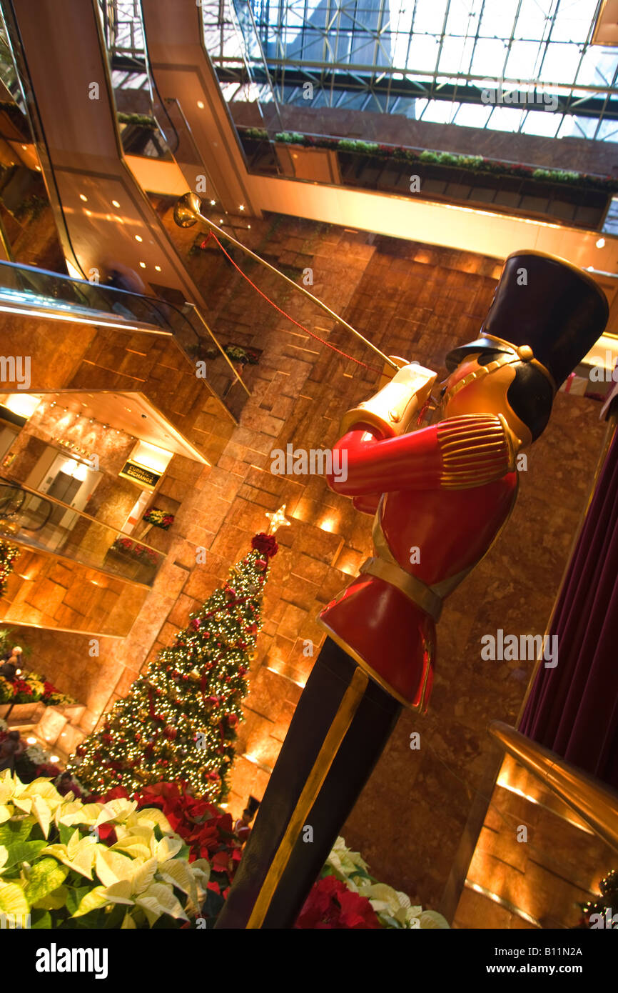 Les lumières d'ARBRE DE NOËL ATRIUM TRUMP TOWER Shopping Mall, Cinquième avenue MANHATTAN NEW YORK USA Banque D'Images