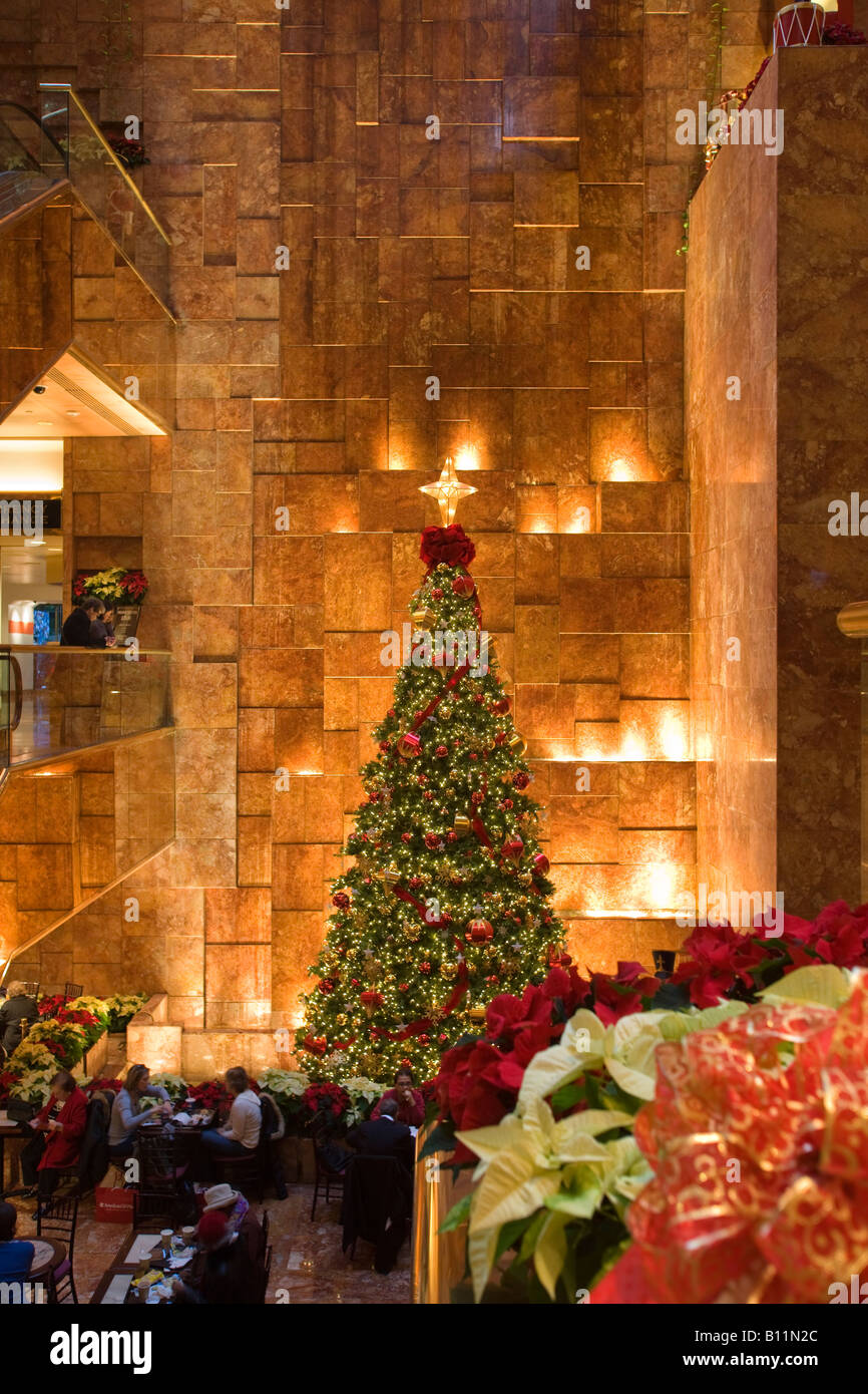 Les lumières d'ARBRE DE NOËL ATRIUM TRUMP TOWER Shopping Mall, Cinquième avenue MANHATTAN NEW YORK USA Banque D'Images