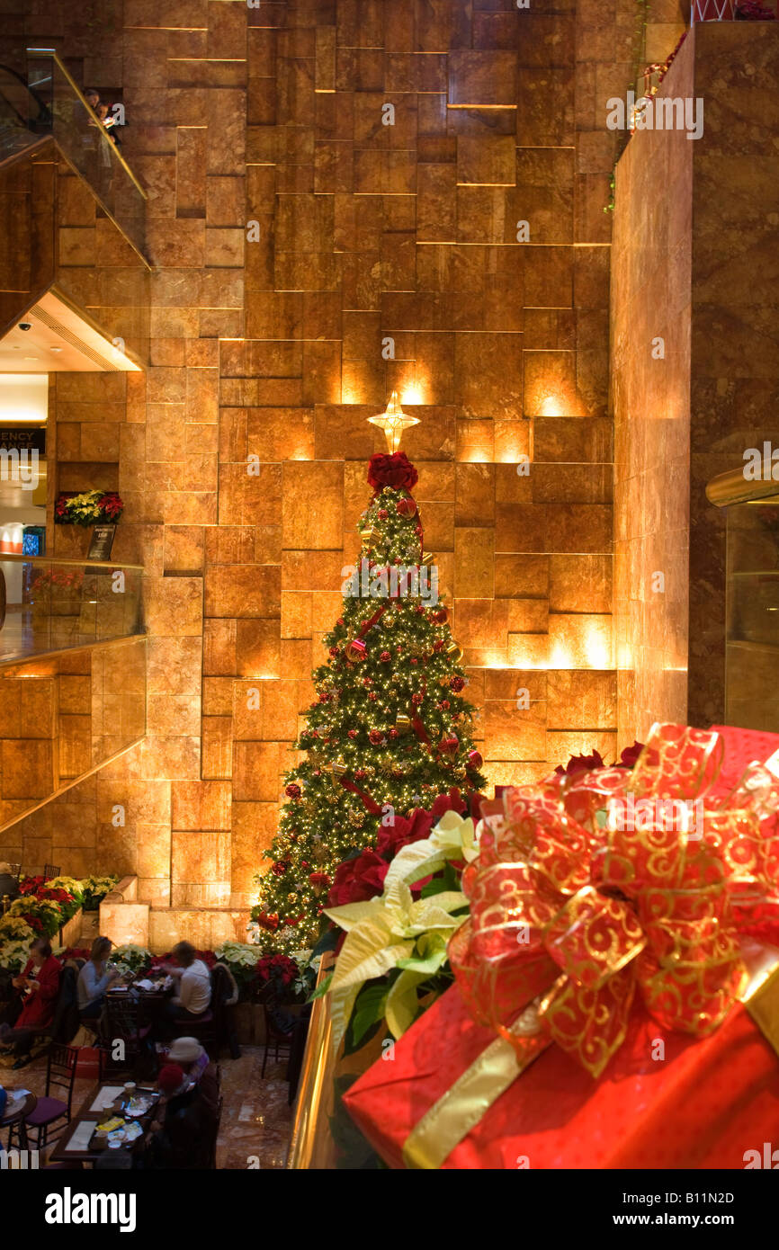 Les lumières d'ARBRE DE NOËL ATRIUM TRUMP TOWER Shopping Mall, Cinquième avenue MANHATTAN NEW YORK USA Banque D'Images