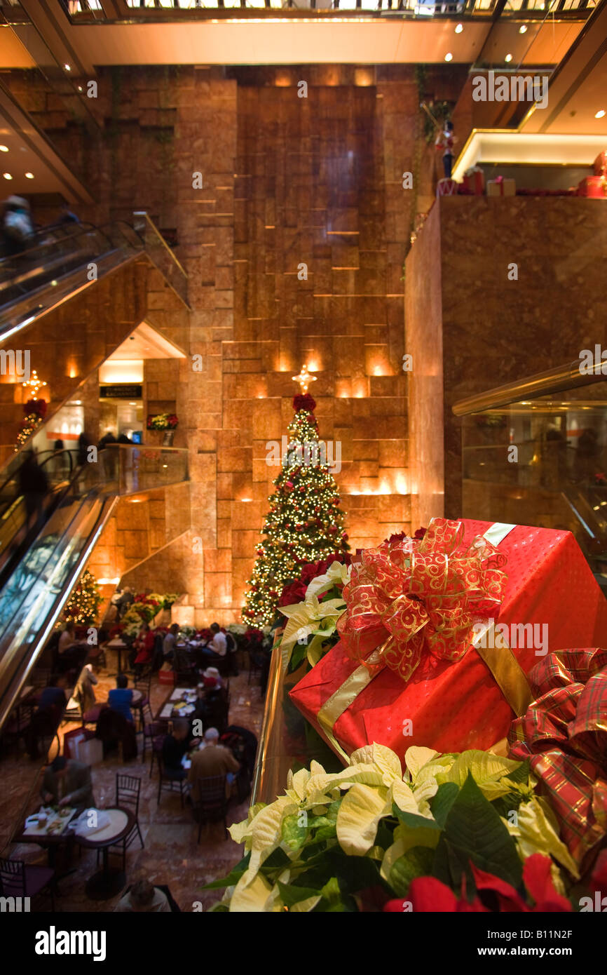 Les lumières d'ARBRE DE NOËL ATRIUM TRUMP TOWER Shopping Mall, Cinquième avenue MANHATTAN NEW YORK USA Banque D'Images