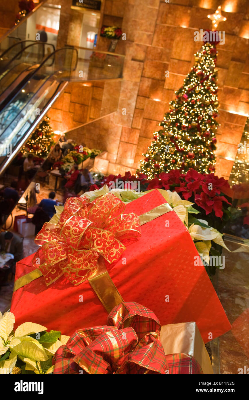 Les lumières d'ARBRE DE NOËL ATRIUM TRUMP TOWER Shopping Mall, Cinquième avenue MANHATTAN NEW YORK USA Banque D'Images