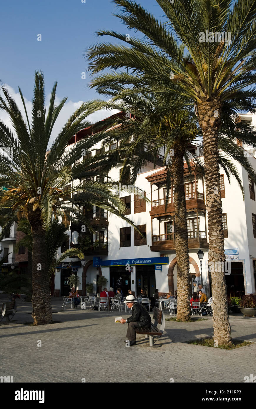 La lecture de l'homme dans la rue, San Sebastian, La Gomera, Canary Island Banque D'Images