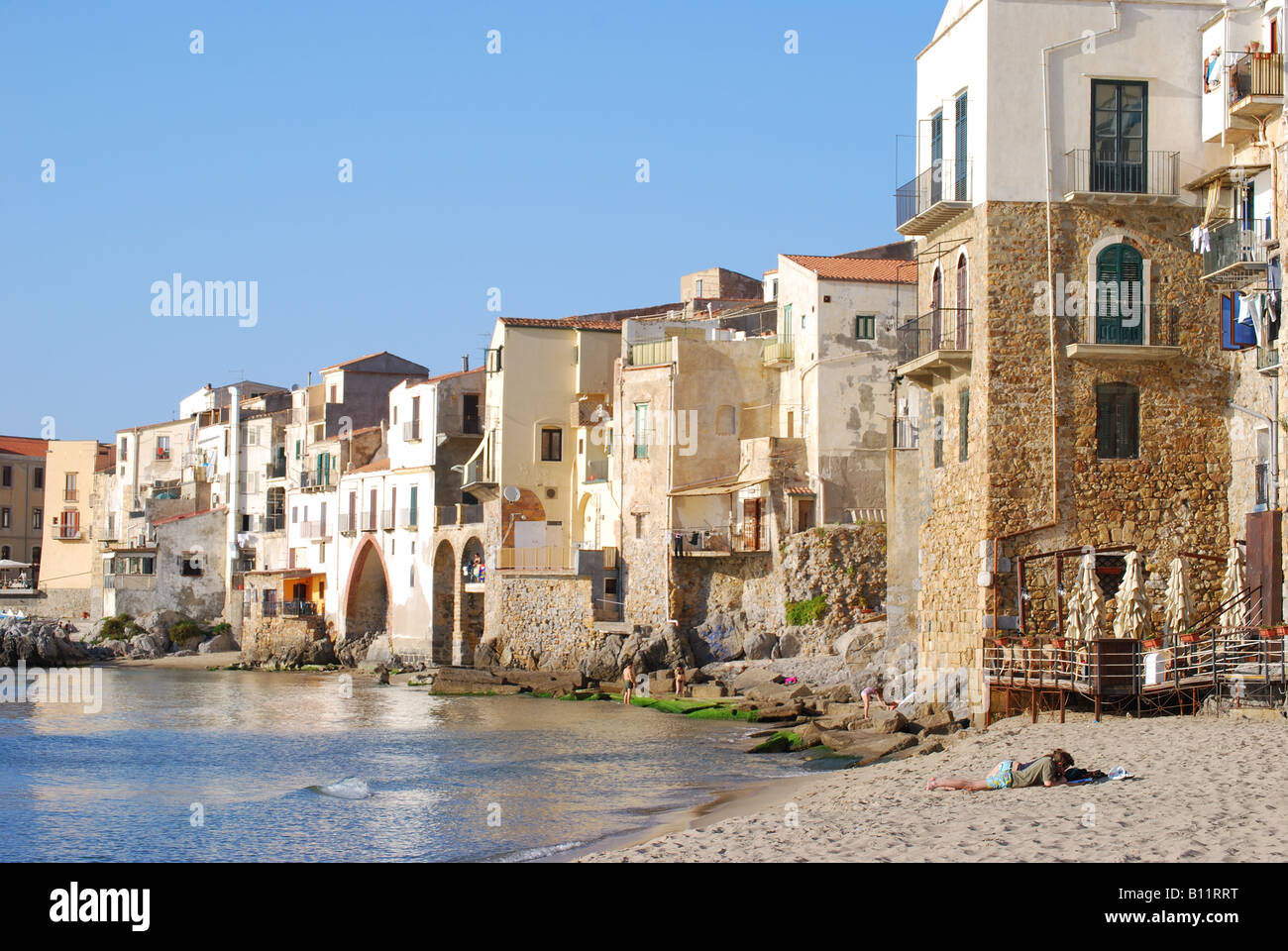 Plage et bord de mer, Cefalu, Province de Palerme, Sicile, Italie Banque D'Images