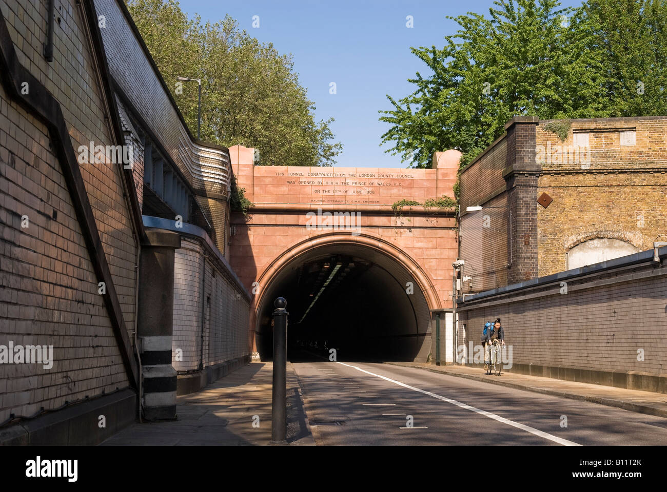 Cycliste qui sort du tunnel routier Rotherhithe côté Surrey, Londres Banque D'Images
