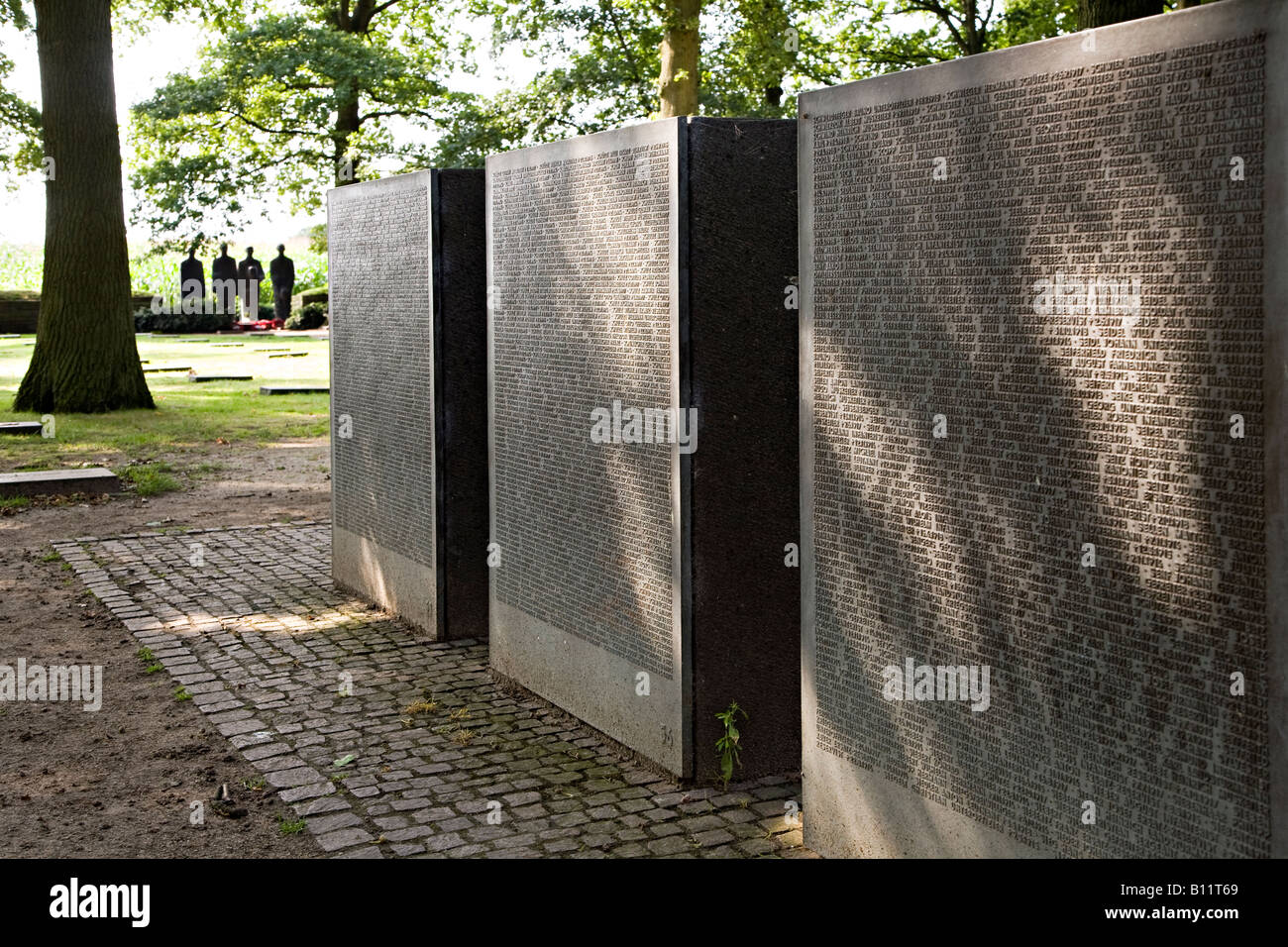 Les noms des morts de guerre avec des statues en distance Deutscher Soldatenfriedhof cimetière de guerre allemand Belgique Banque D'Images