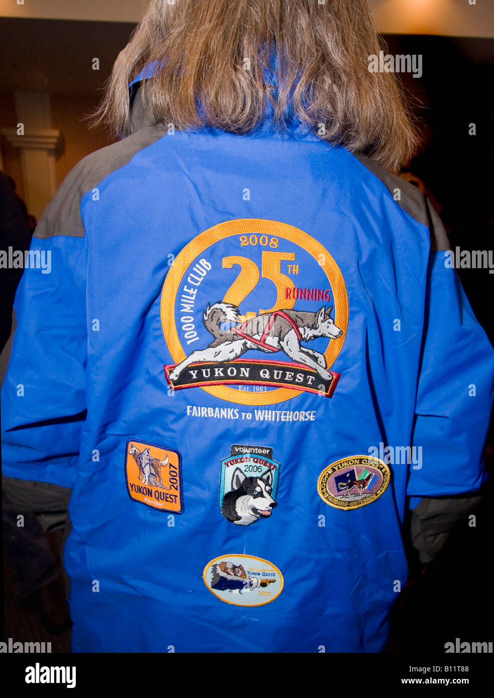 Veste avec des correctifs pour 25 ans de course en traîneaux à chiens Yukon Quest portés à répondre le Musher dans Fairbanks parti avant la course a commencé Banque D'Images