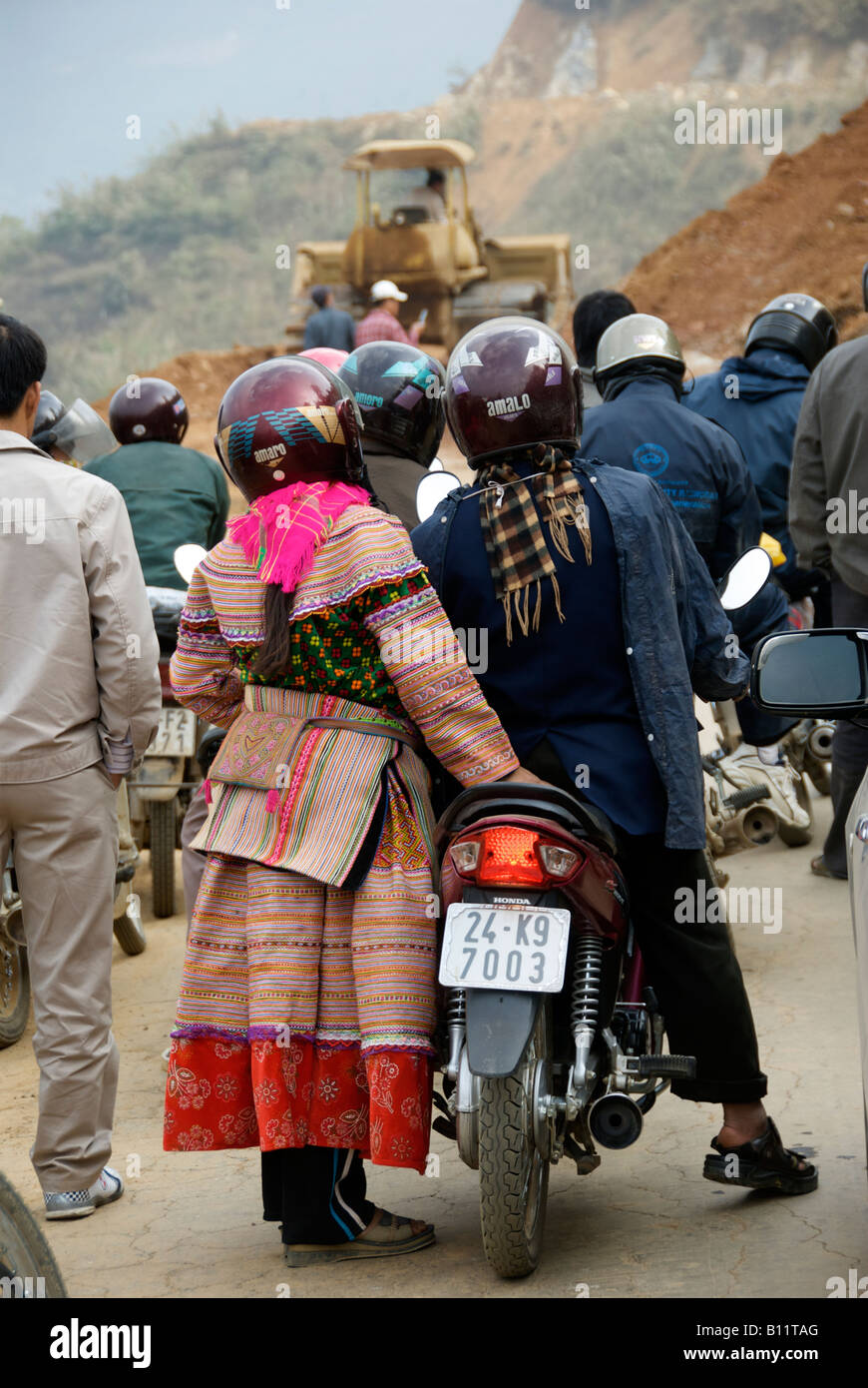 Femme Hmong fleur avec casque de vélo moteur de Bac Ha dans le nord du Viet Nam Banque D'Images