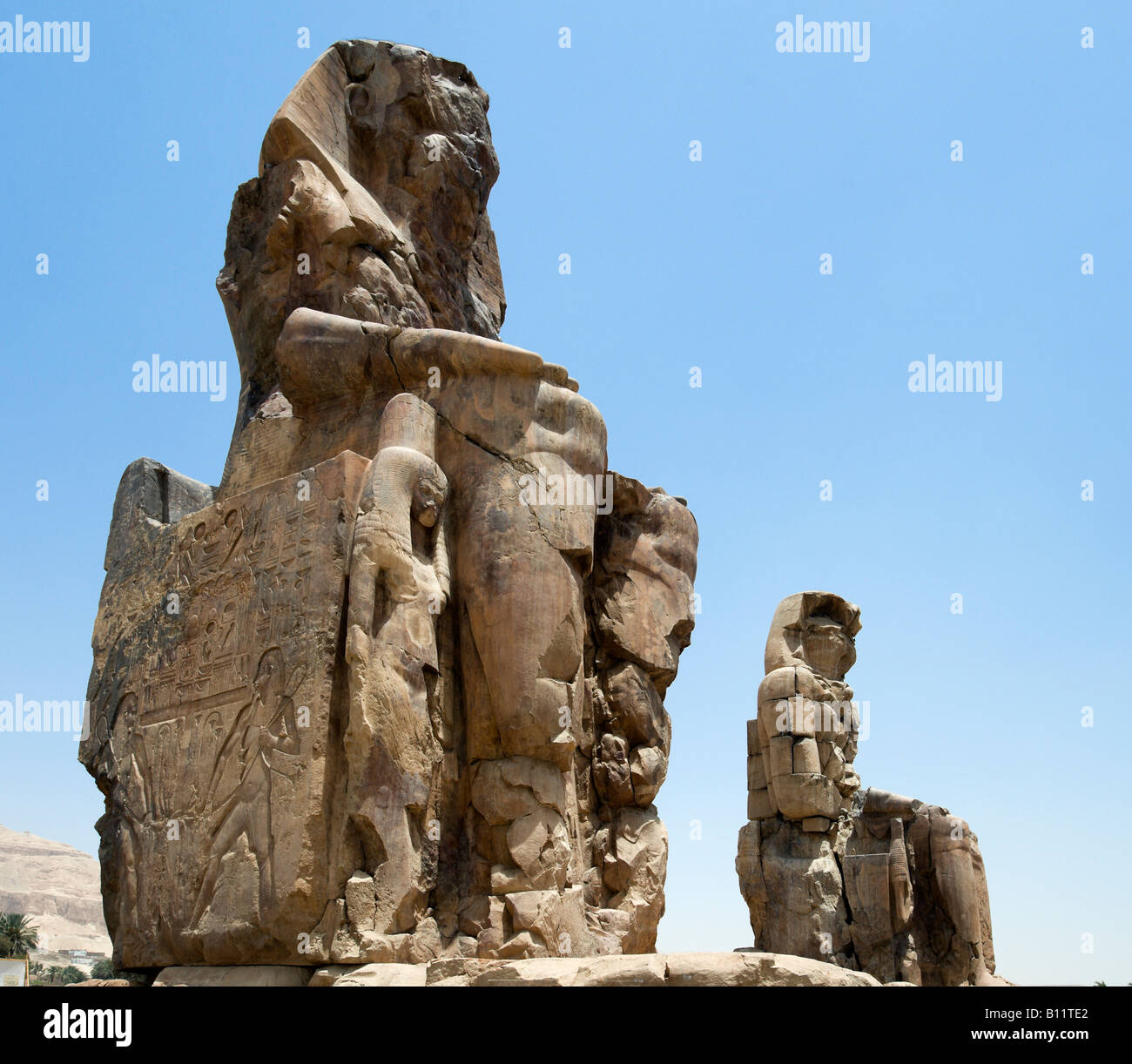 Les colosses de Memnon, Louxor, vallée du Nil, l'Egypte Banque D'Images