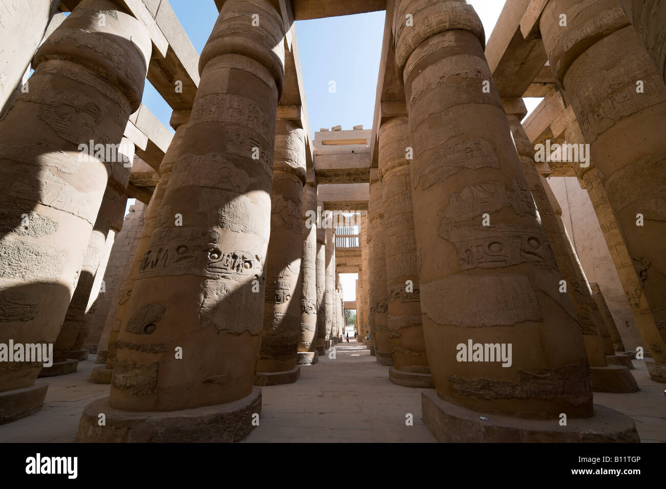 Piliers dans la salle hypostyle, de la Cité parlementaire d'Amon, Temple de Karnak, Louxor, vallée du Nil, l'Egypte Banque D'Images